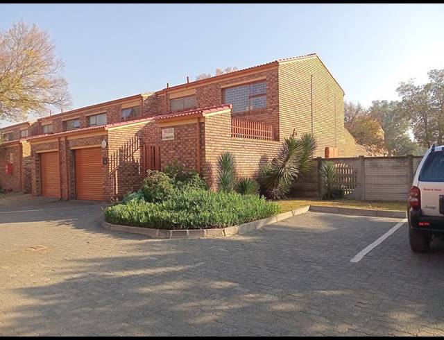 3 BEDROOM TOWNHOUSE FOR SALE IN VANDERBIJLPARK CE 3